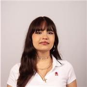 Joven estudiante de artes y diseño recién graduada, sin experiencia.